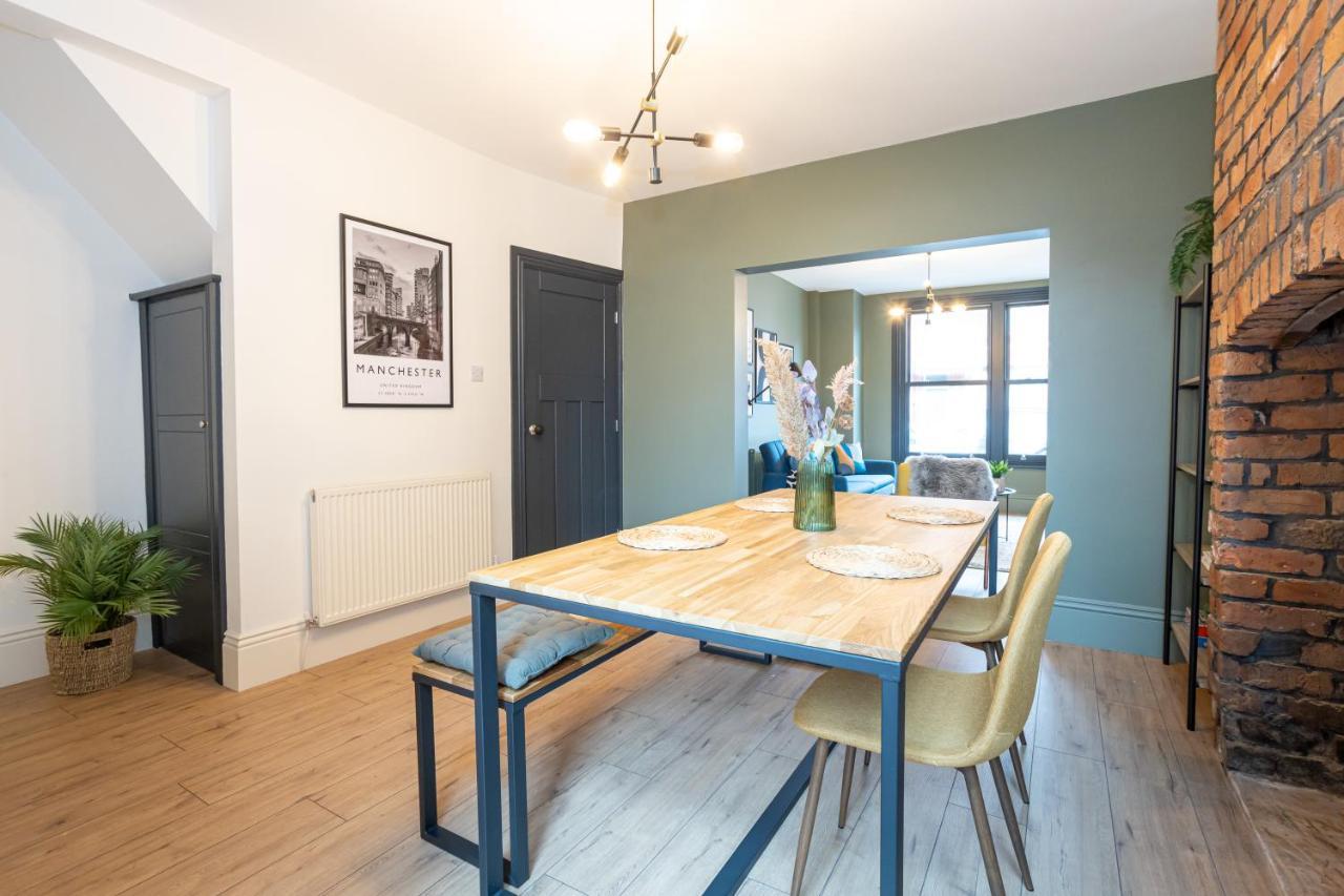 Holiday home Stunning Scandi 3 Bed House In Manchester-parking