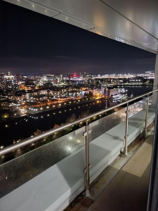 Beautiful 2 Bedroom Salford Quays * Manchester