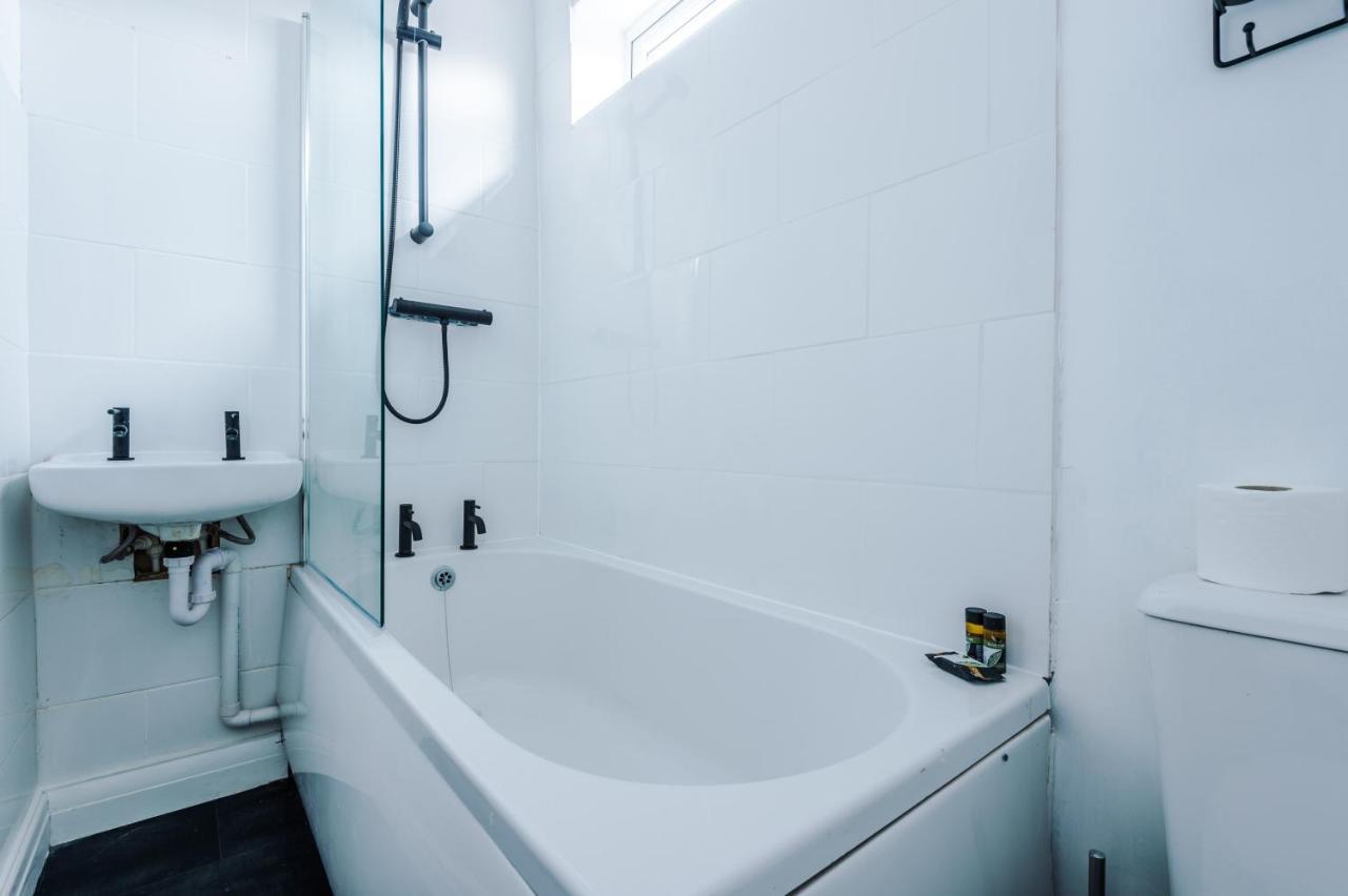 Three Bedroom With Free Parking Manchester
