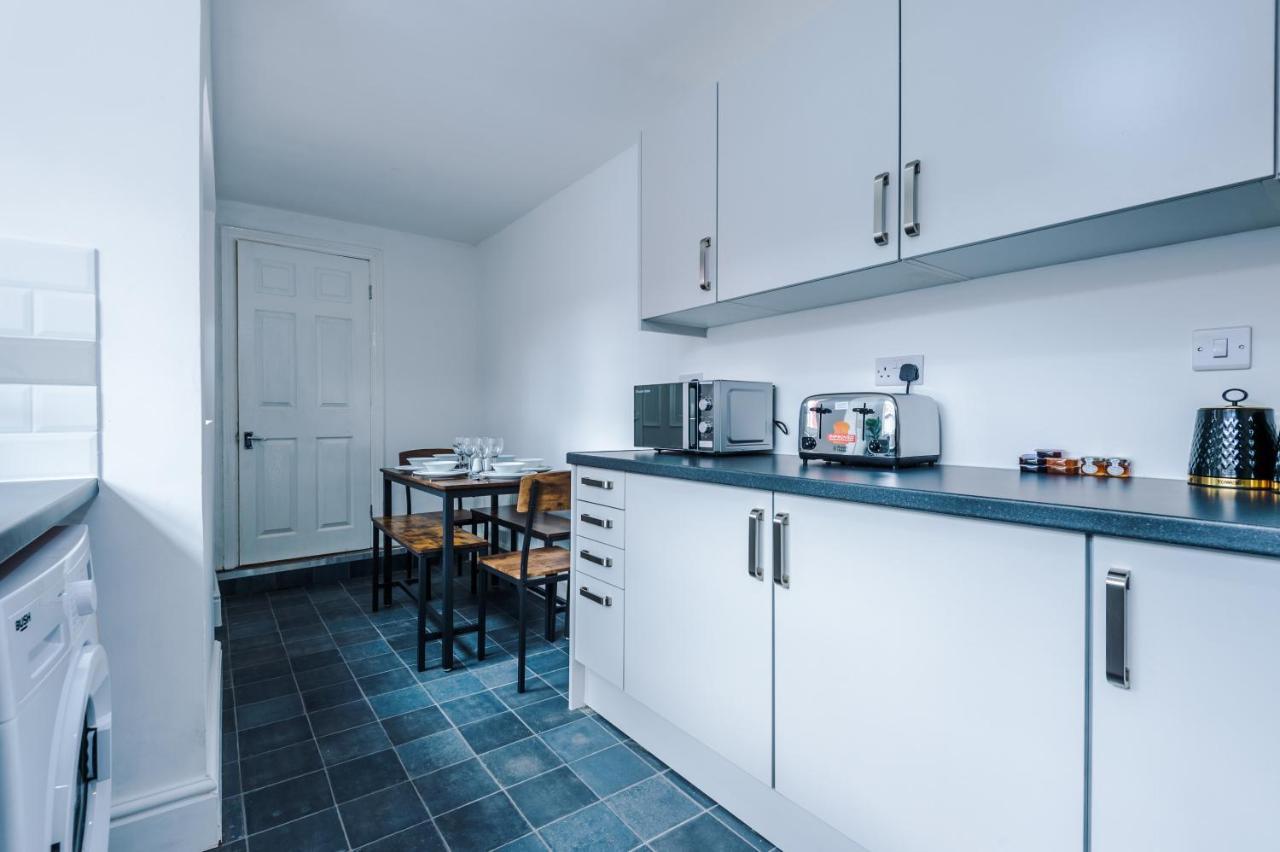 Three Bedroom With Free Parking *