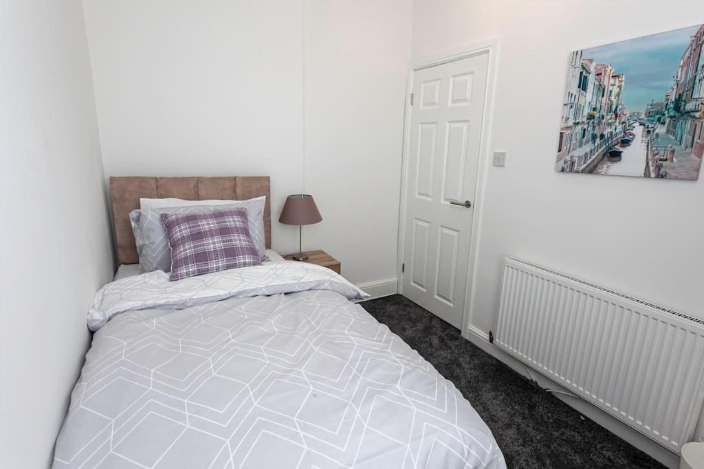 Spacious Comfortable House Close To Etihad+parking * Manchester