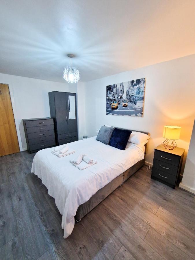 Spacious For And Contractor Groups In Salford - Private Parking - By Nmb Serviced Appartement *