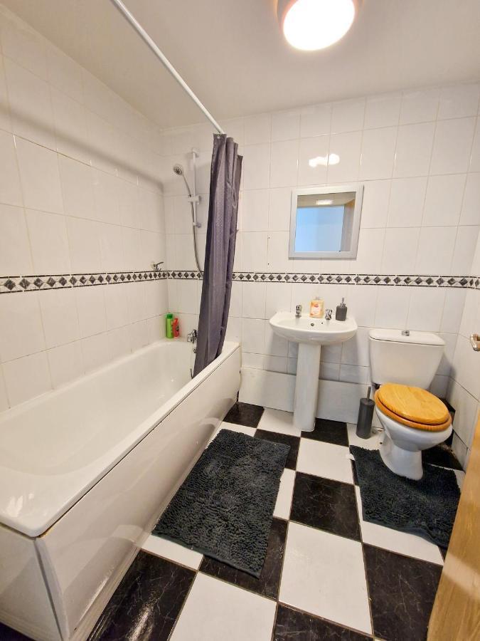 Spacious For And Contractor Groups In Salford - Private Parking - By Nmb Serviced Appartement Manchester