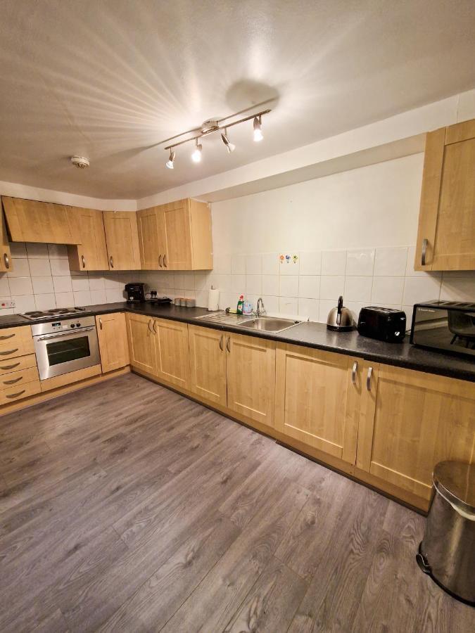Spacious For And Contractor Groups In Salford - Private Parking - By Nmb Serviced *