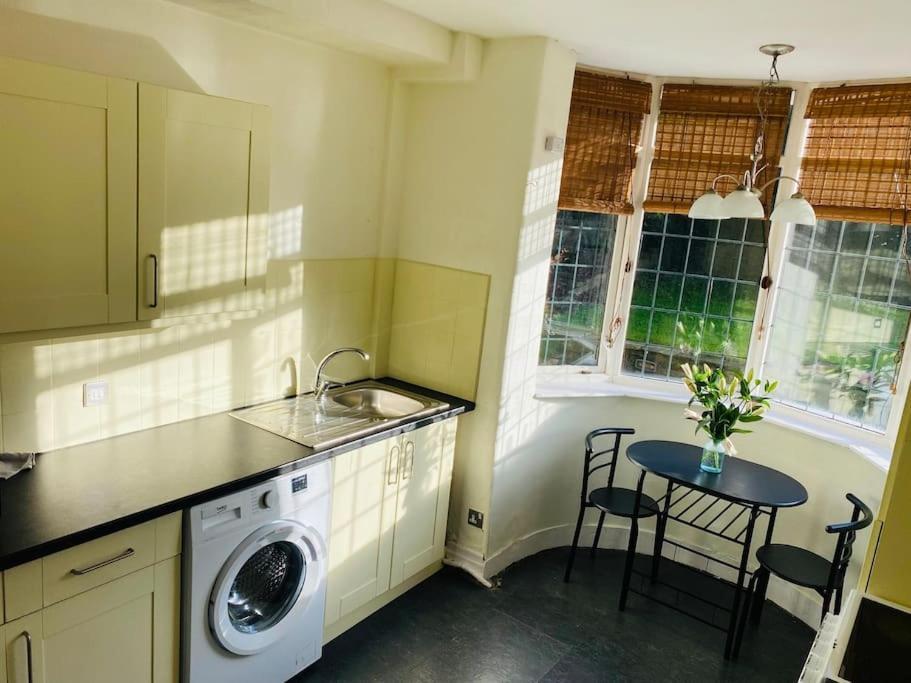 Prestwich Garden Retreat: Manchester-close 3br With Parking & Netflix *