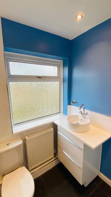 Prestwich Garden Retreat: Manchester-close 3br With Parking & Netflix