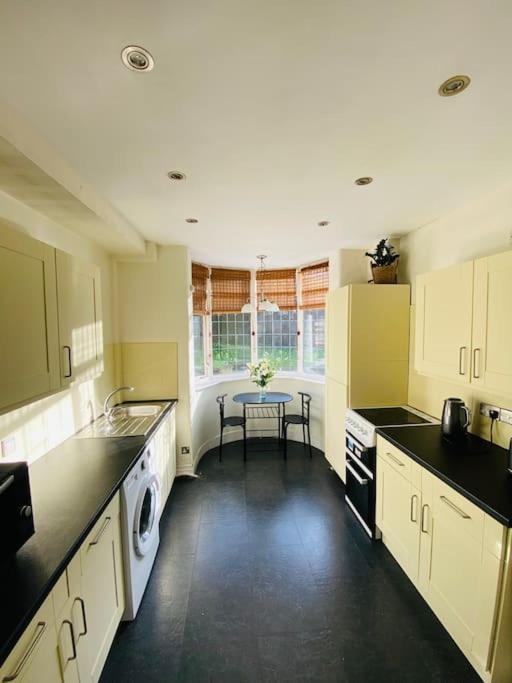 Prestwich Garden Retreat: Manchester-close 3br With Parking & Netflix * Manchester