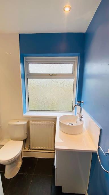 Prestwich Garden Retreat: Manchester-close 3br With Parking & Netflix *