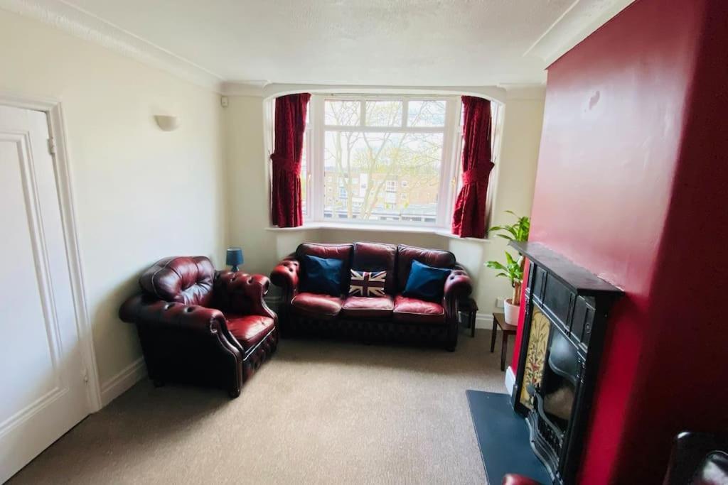 Prestwich Garden Retreat: Manchester-close 3br With Parking & Netflix Manchester