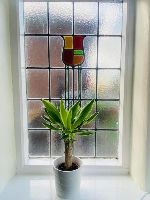 Prestwich Garden Retreat: Manchester-close 3br With Parking & Netflix