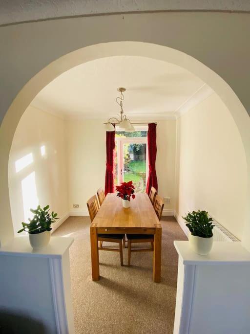 Prestwich Garden Retreat: Manchester-close 3br With Parking & Netflix Holiday home *