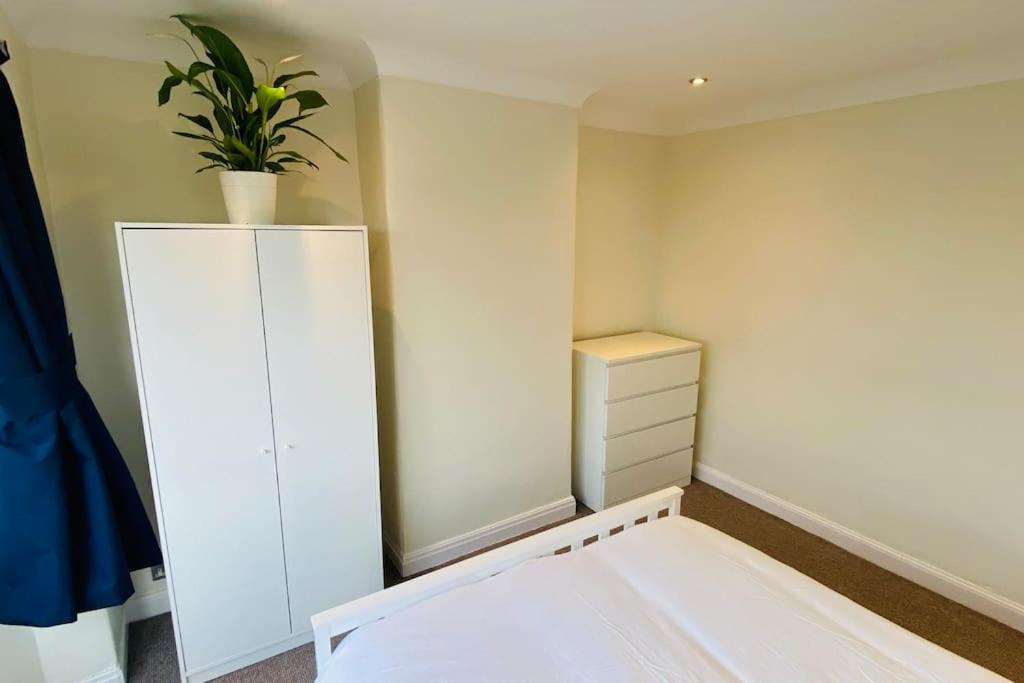 Prestwich Garden Retreat: Manchester-close 3br With Parking & Netflix