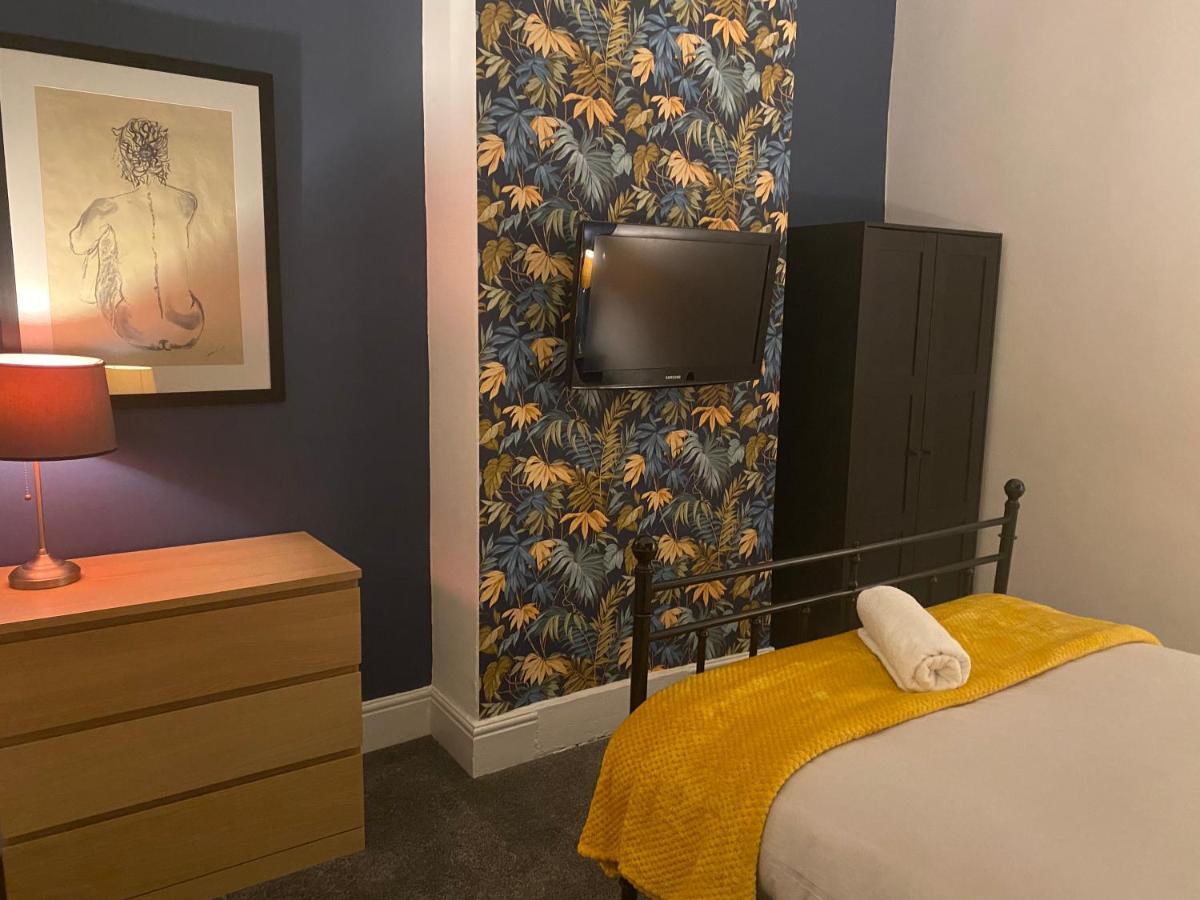 Refurbished 3 Bed House In Holiday home Manchester
