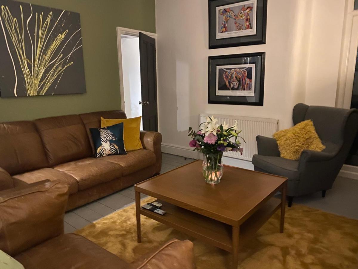 Refurbished 3 Bed House In Holiday home Manchester