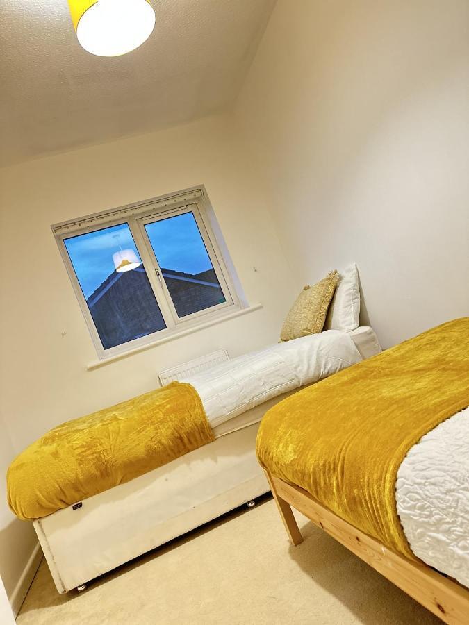 Entire House - 2 Bedroom With Free Parking