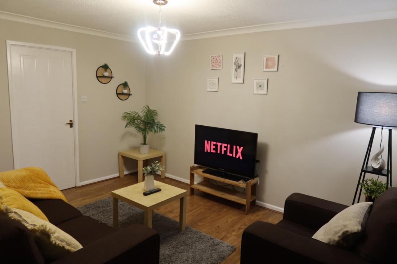 Entire House - 2 Bedroom With Free Parking *
