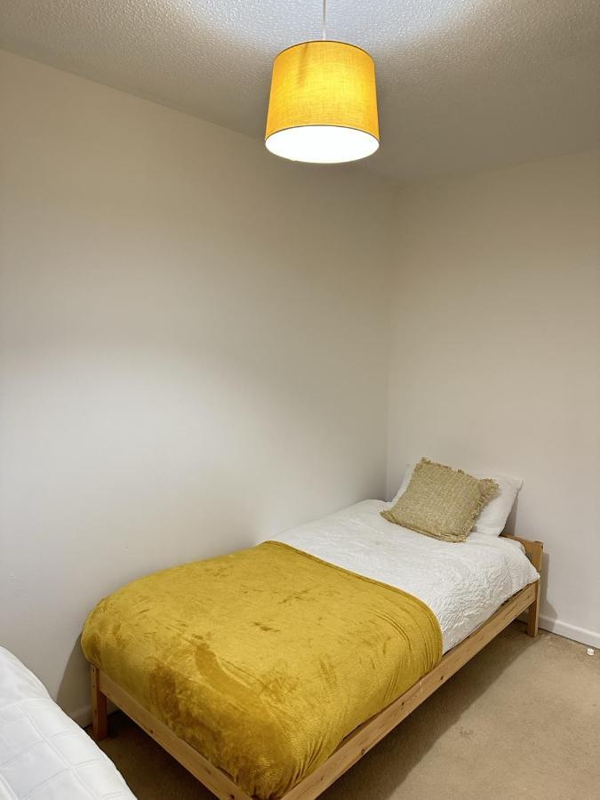 Entire House - 2 Bedroom With Free Parking Manchester