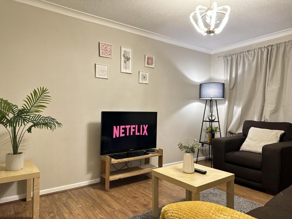 Entire House - 2 Bedroom With Free Parking Holiday home Manchester