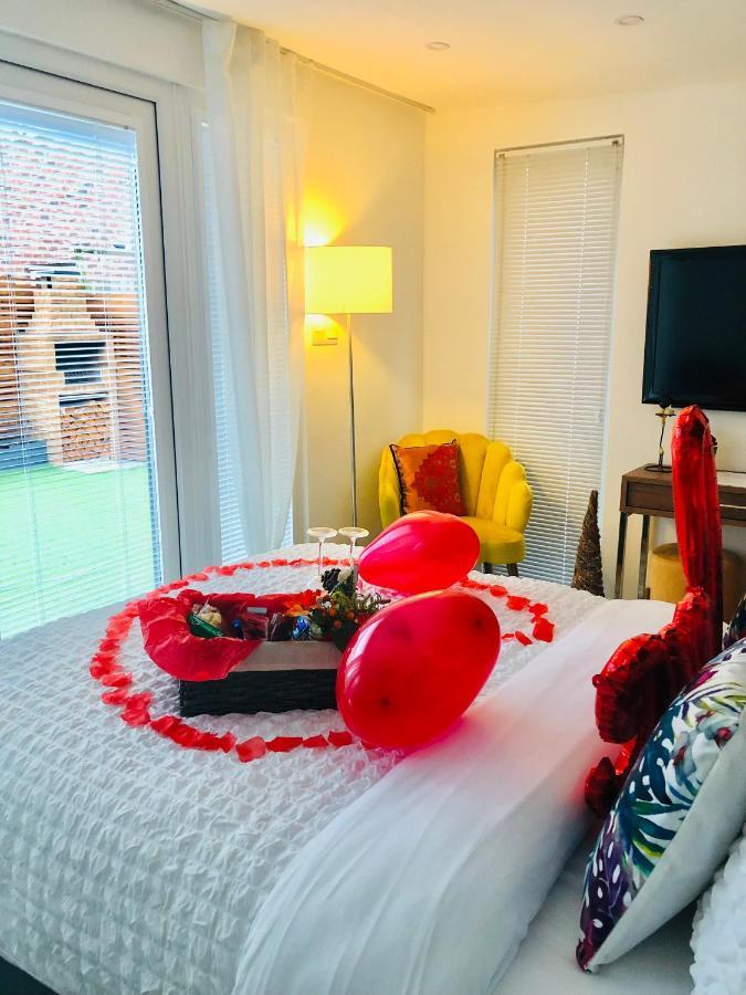Meezee Pearl Double Bed With Free Parking Guest house *
