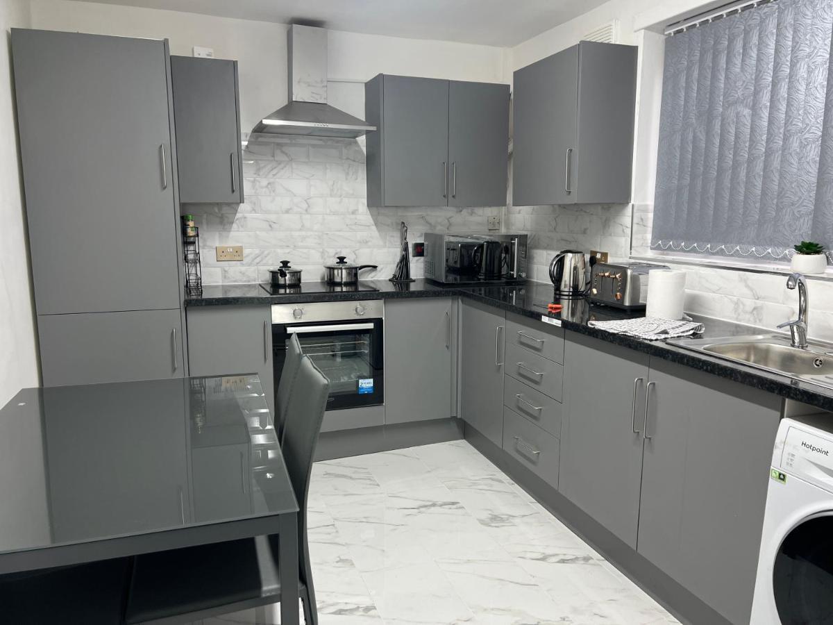 Beautiful And Homely 3 Bed House With Free Parking So Close To Man And Centre