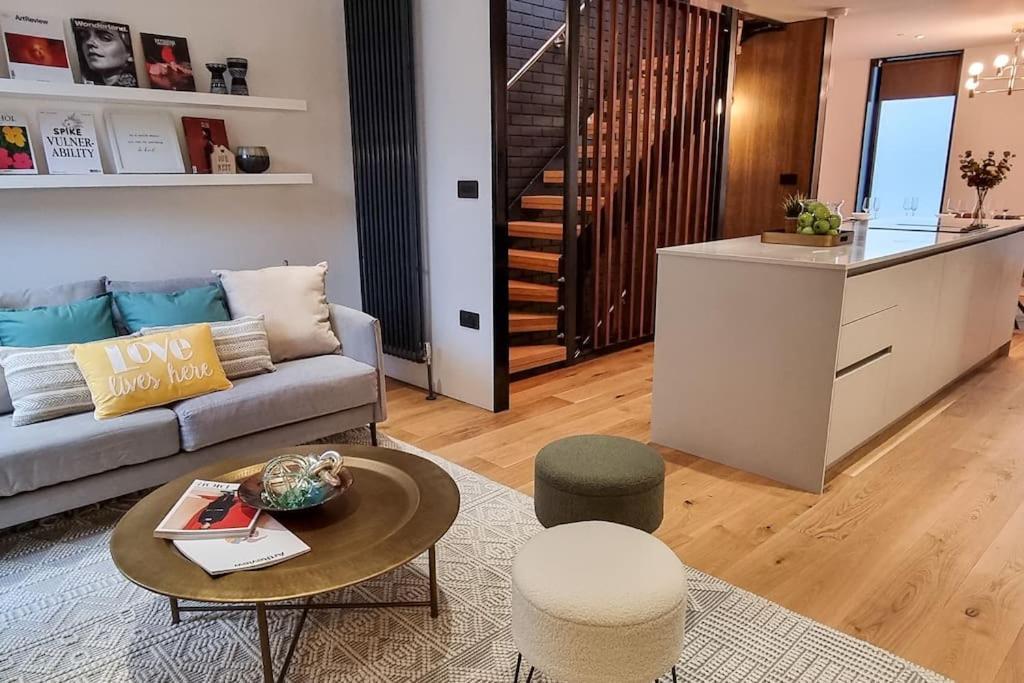 Stunning Luxury Townhouse In Centre Of