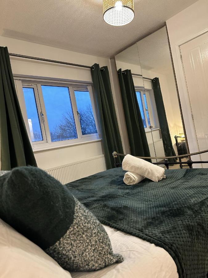 Entire House - 2 Bedroom With Free Parking Vakantiehuis