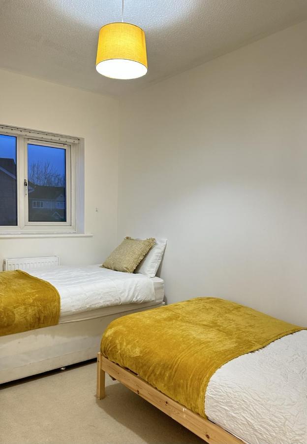 Entire House - 2 Bedroom With Free Parking *