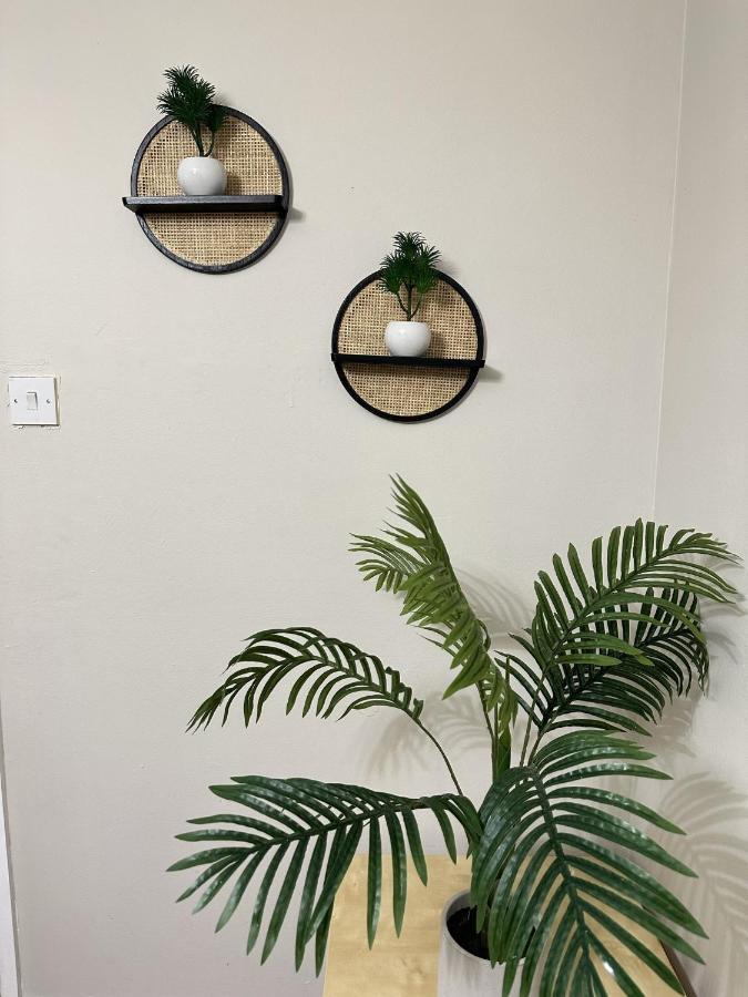 Entire House - 2 Bedroom With Free Parking *