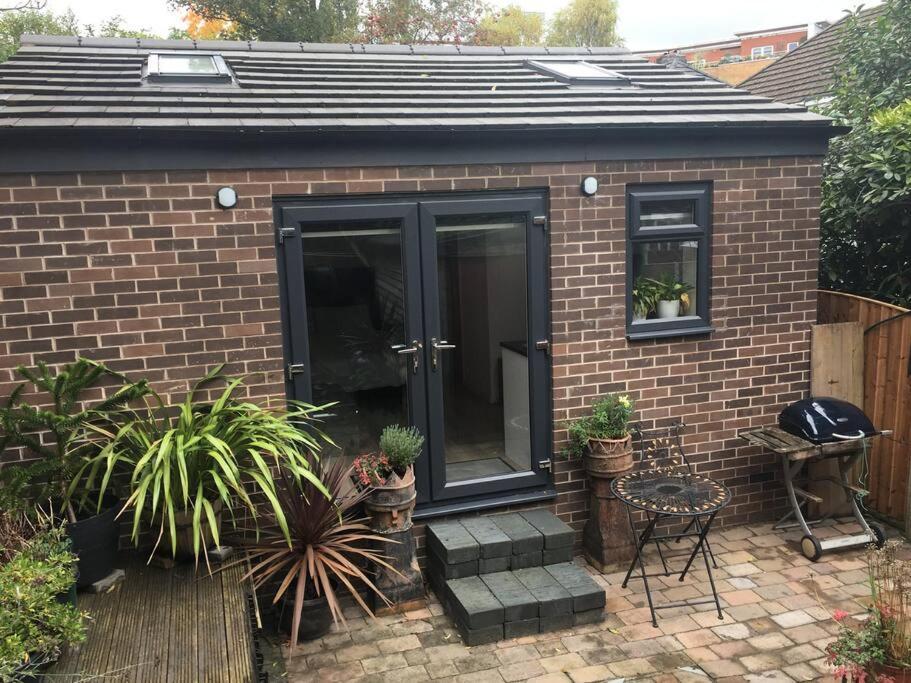 Beautiful Detached Private Annex In Great Location Apartment