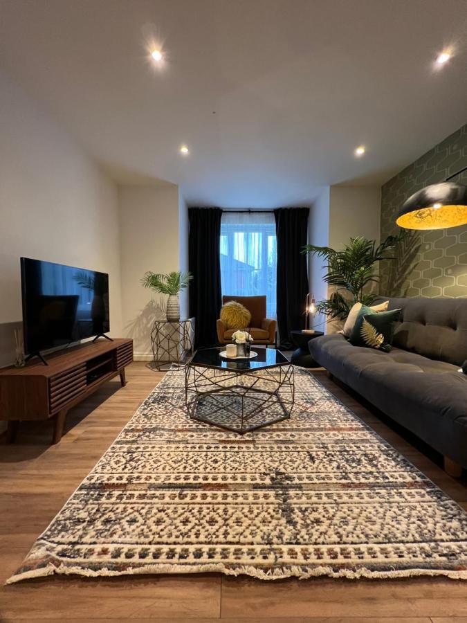 Modern 2 Bedroom Aesthetic Apartment *