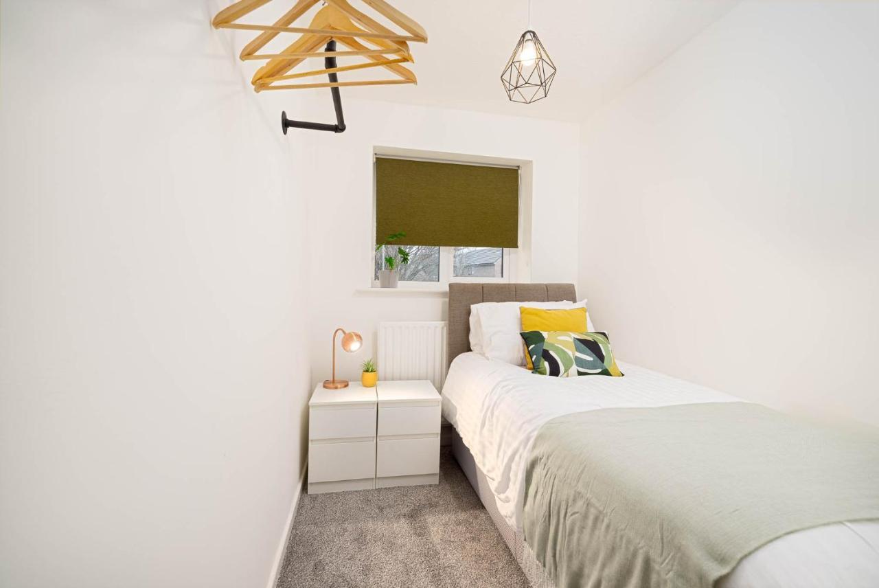 Spacious Three-bedroom House By Real Lush Properties In Plant Hill House Manchester