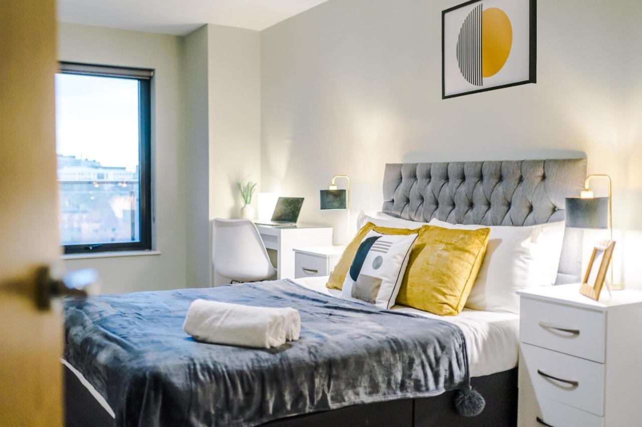 Spacious 2 Bedroom Flat With Balcony & River Views Manchester