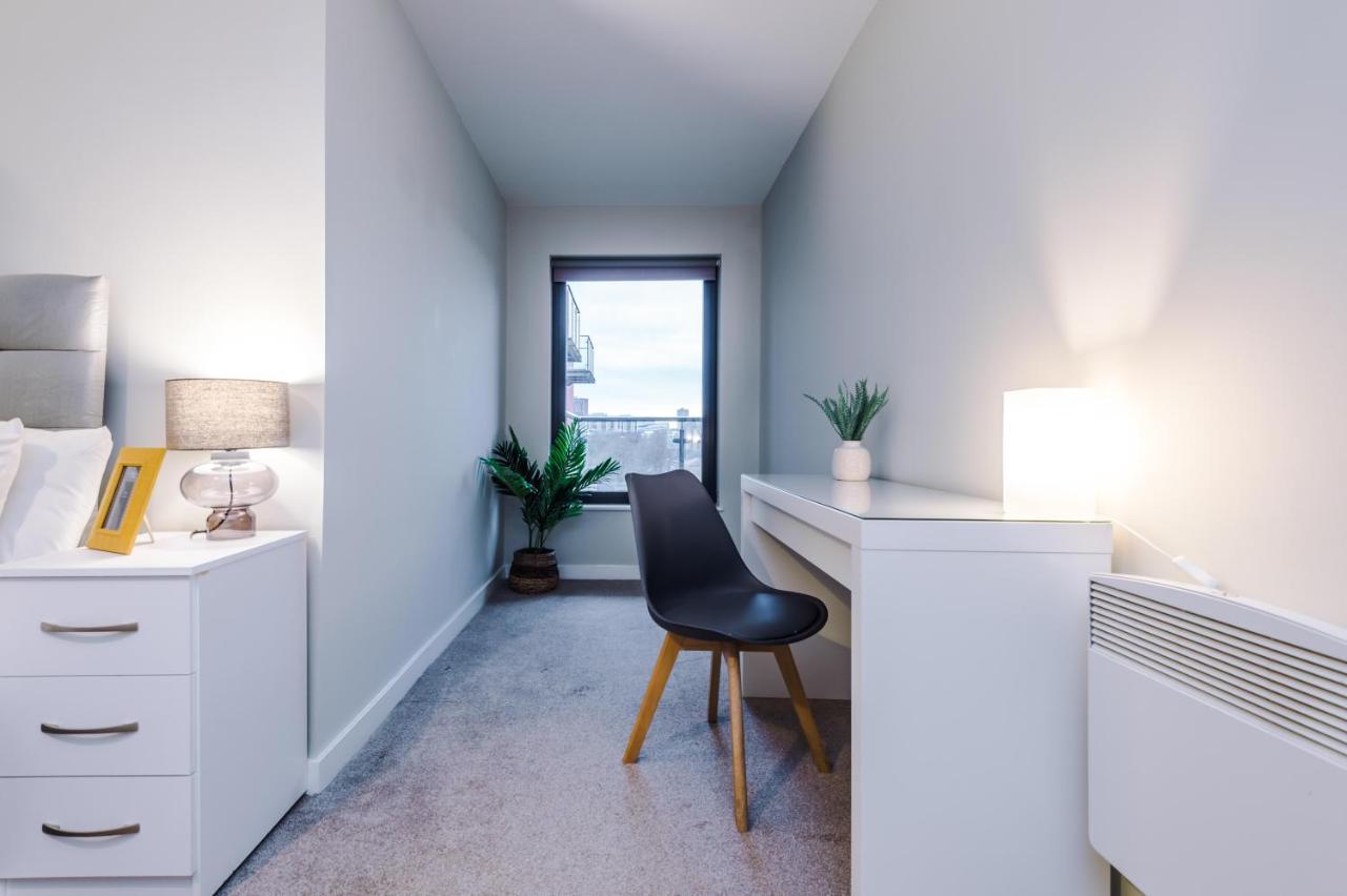 Apartment Spacious 2 Bedroom Flat With Balcony & River Views