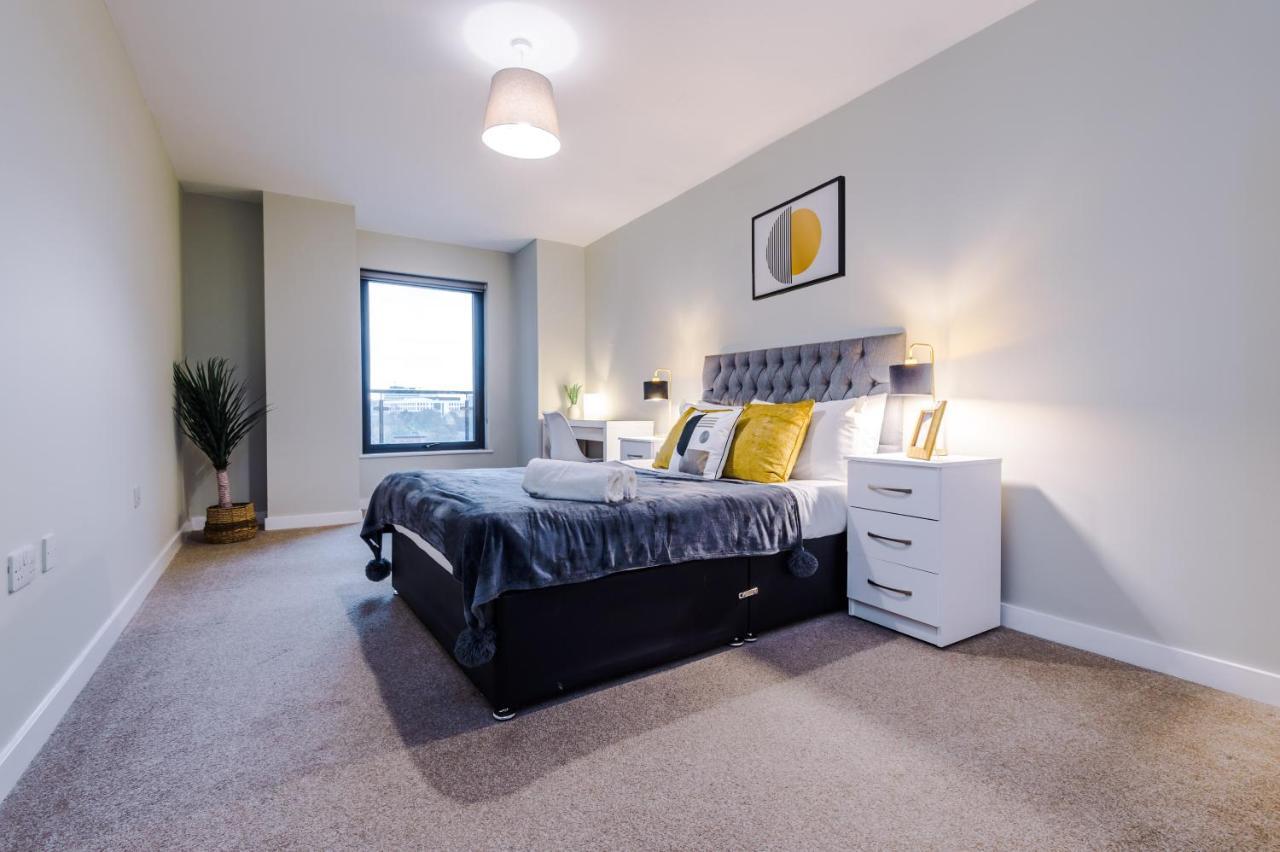 Spacious 2 Bedroom Flat With Balcony & River Views Apartment *