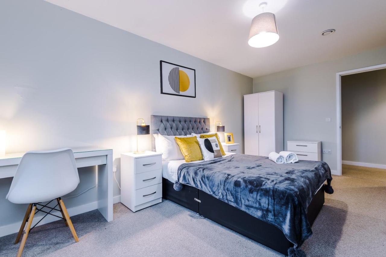 Spacious 2 Bedroom Flat With Balcony & River Views