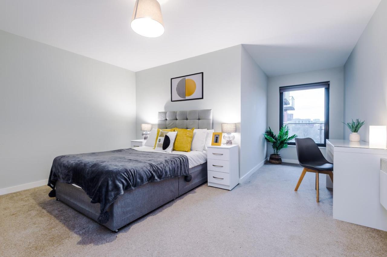 Spacious 2 Bedroom Flat With Balcony & River Views Apartment