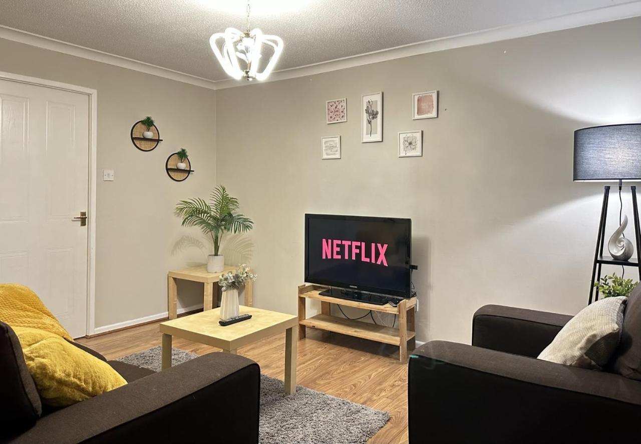 Entire House - 2 Bedroom With Free Parking Vakantiehuis