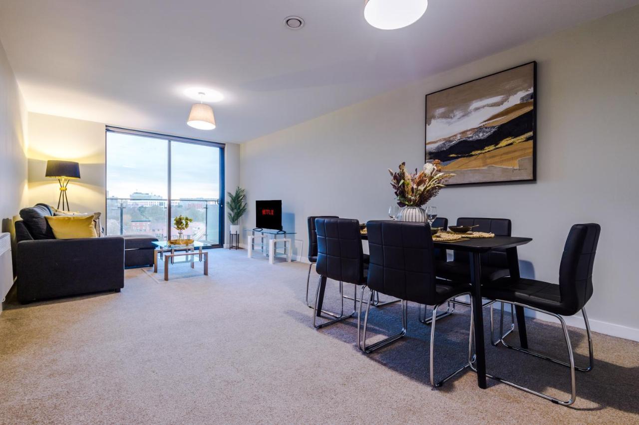 Spacious 2 Bedroom Flat With Balcony & River Views Manchester