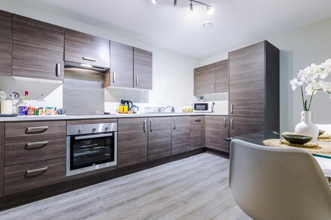 Spacious 2 Bedroom Flat With Balcony & River Views Apartment *