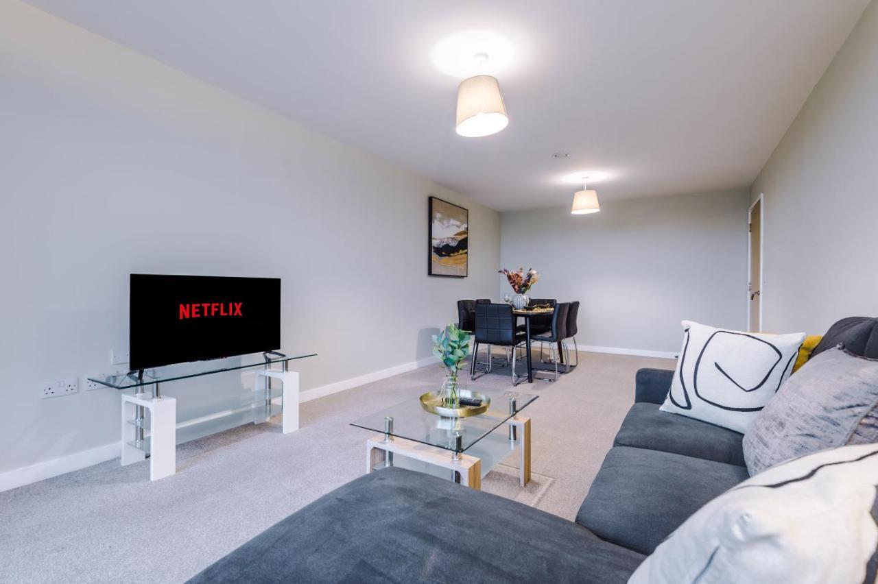 Spacious 2 Bedroom Flat With Balcony & River Views Apartment *