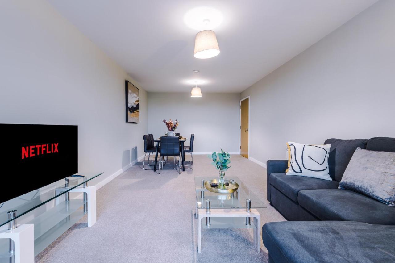 Spacious 2 Bedroom Flat With Balcony & River Views Manchester