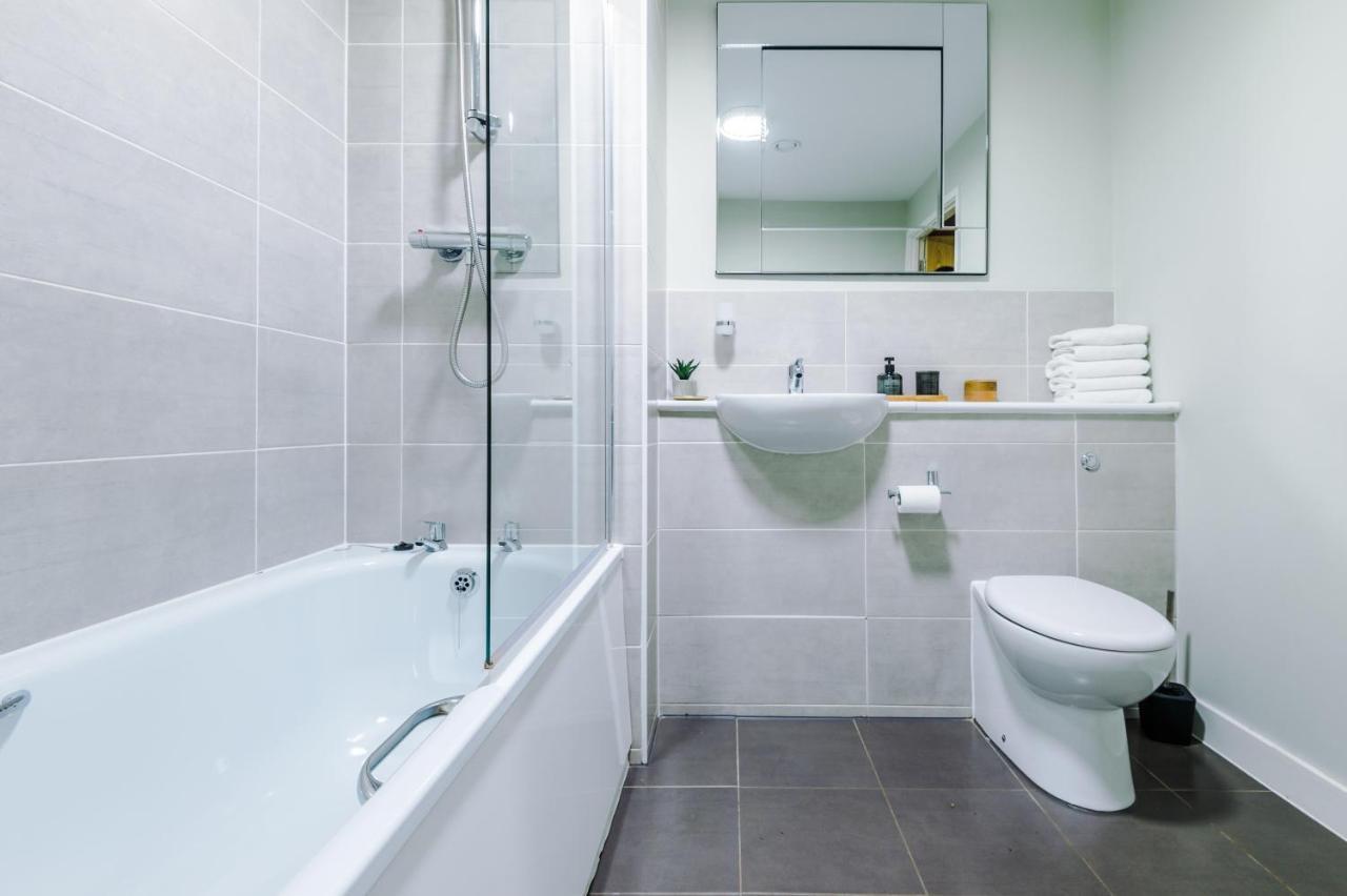 Apartment Spacious 2 Bedroom Flat With Balcony & River Views Manchester