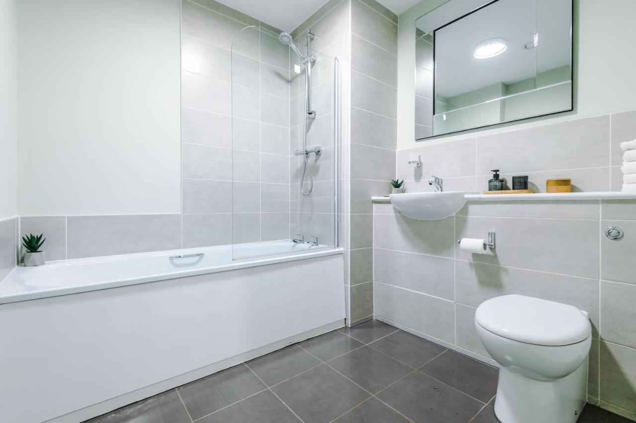 Apartment Spacious 2 Bedroom Flat With Balcony & River Views *