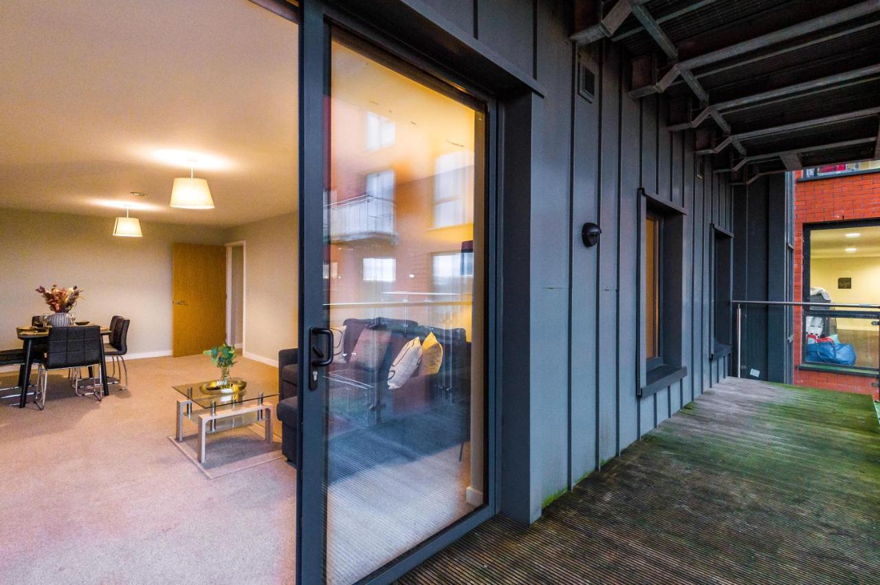 Spacious 2 Bedroom Flat With Balcony & River Views