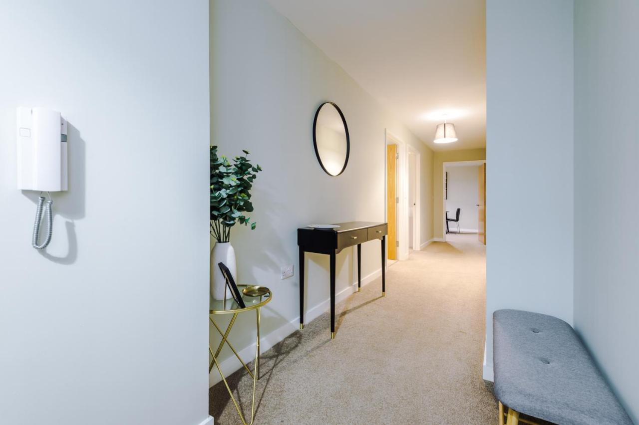 Spacious 2 Bedroom Flat With Balcony & River Views Apartment
