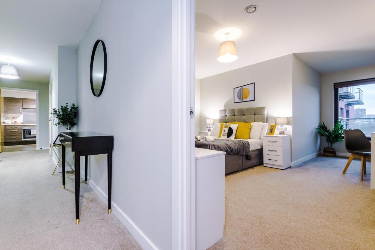 Spacious 2 Bedroom Flat With Balcony & River Views Apartment *