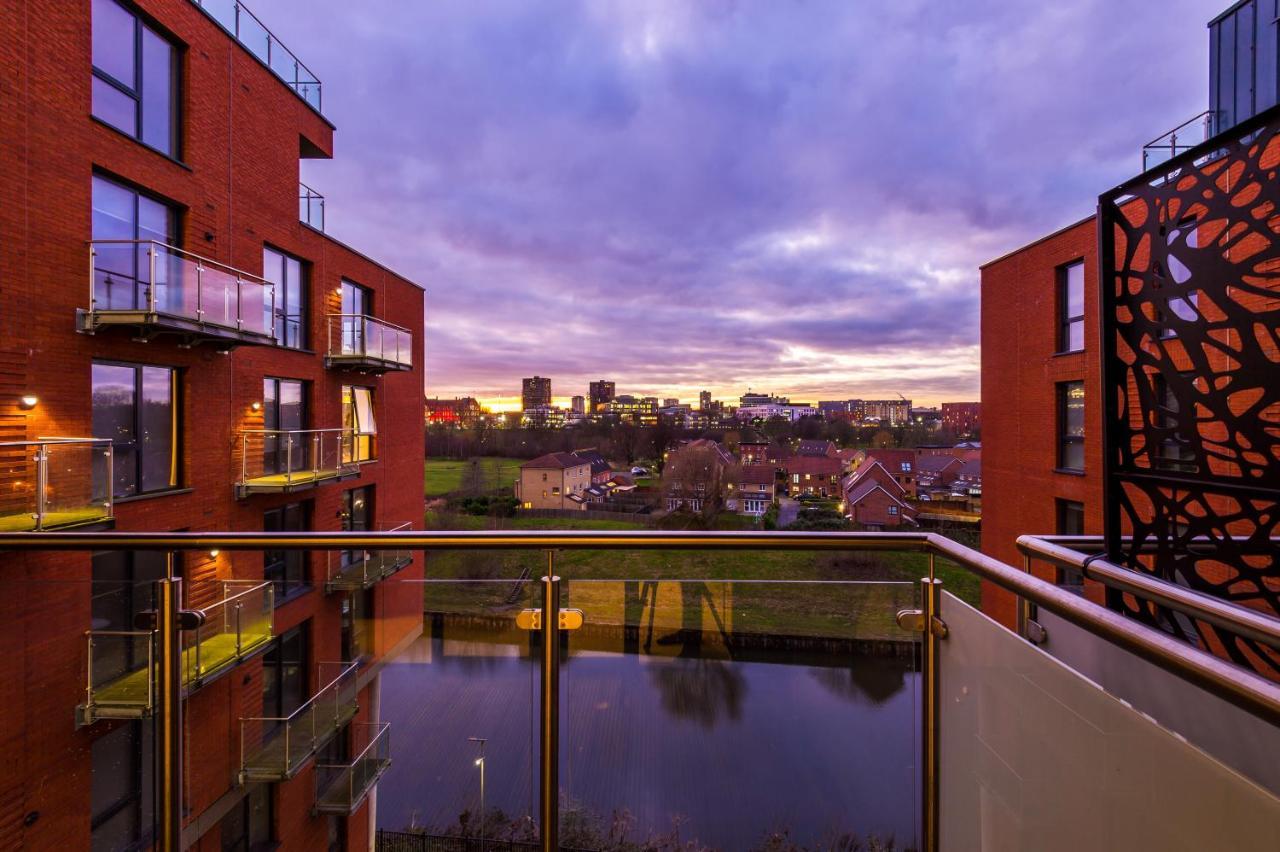 Spacious 2 Bedroom Flat With Balcony & River Views Apartment Manchester