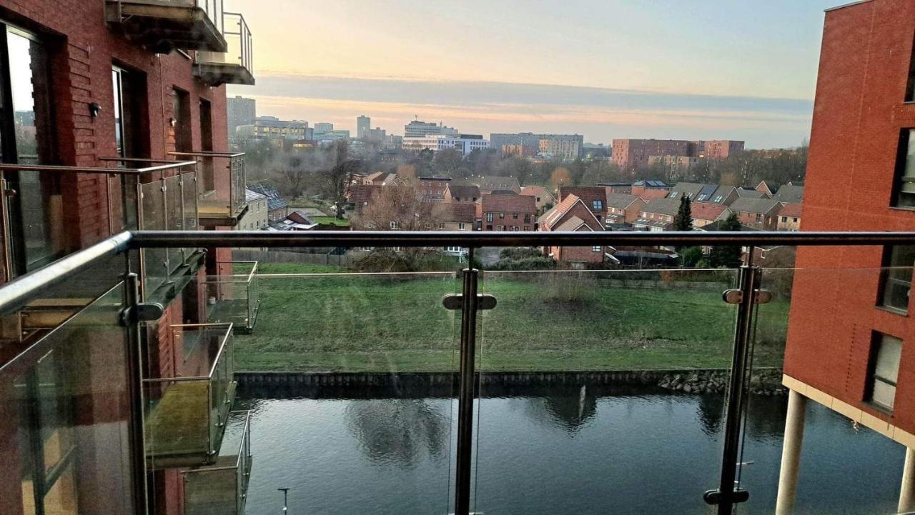 Spacious 2 Bedroom Flat With Balcony & River Views