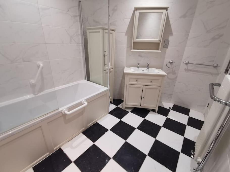 Old Trafford City Centre Events 4 Bedrooms 6 Sleeps 3 - 8 *