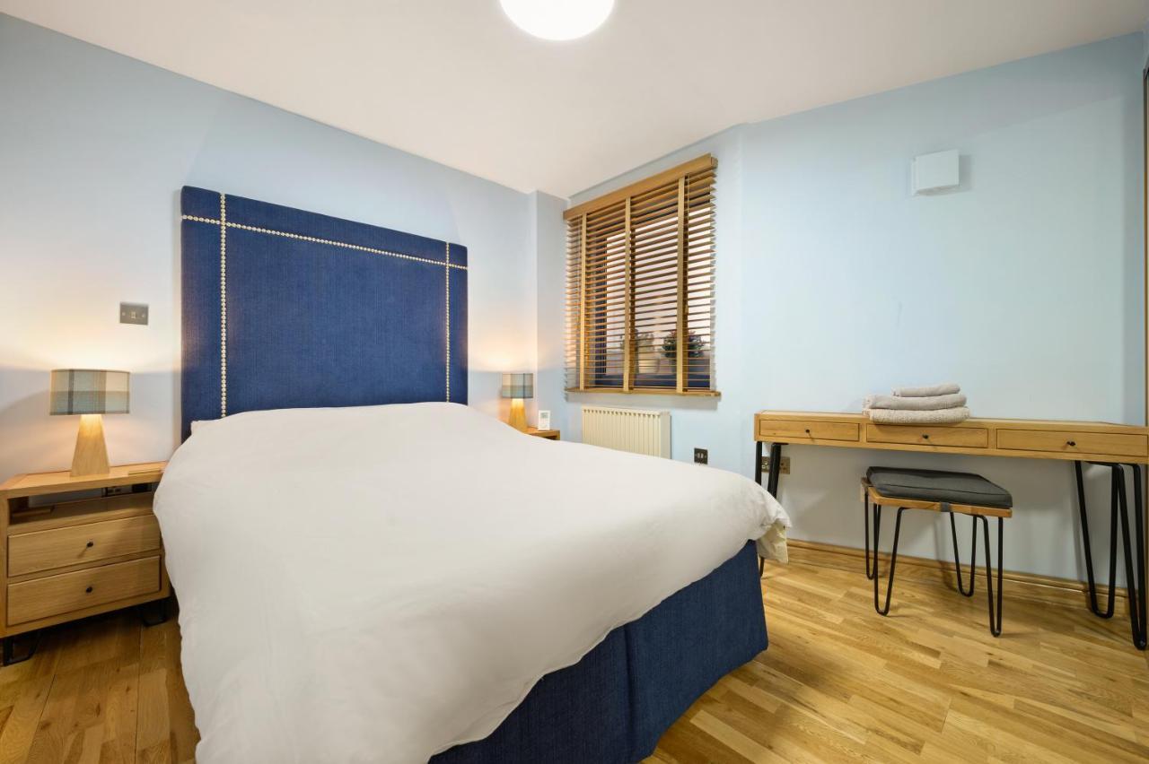 Lovely 2 Double Bedroom Flat With Patio Appartement *